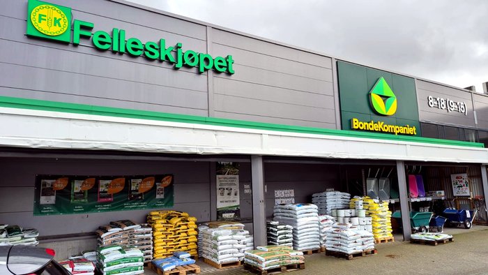 Felleskjøpet / BondeKompaniet on Karmøy - fertiliser stacked at the door, and a layout any Agrimark regular would recognise